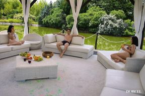 Girls at work - team building