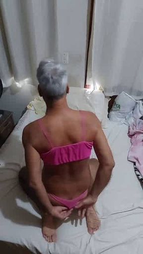 Ladysilva crossdresser de calcinha na cama exibindo sua bunda bronzeada gostosa