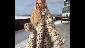 Don'_t you just wanna dance? Do you like to watch me dance?