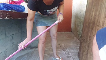 minha esposa saiu e a empregada baixinha gostosa pegou meu pau e colocou dentro dela na área de casa