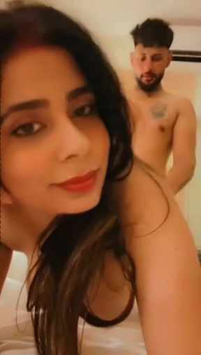 Punjabi bhabi takes a ride on the fuck machine with natural tits
