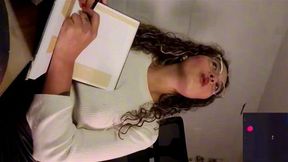 College girls also like to fuck their pussies, look