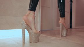 Catwoman Amber Is Walking In High Heels - HD 1920x1080