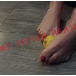 !!! HOT!!! foot fetish - lemon squeeze teser