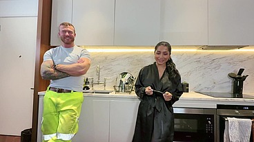 EL FONTANERO VIENE A CASA Y TERMINO CON SU POLLA EN MI BOCA- YASMINA KHAN