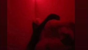 lala milano dans la chambre rouge et qui laisse sa porte bien ouverte