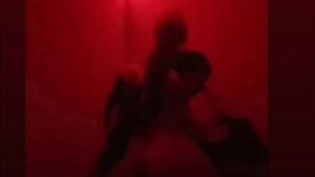 lala milano dans la chambre rouge et qui laisse sa porte bien ouverte
