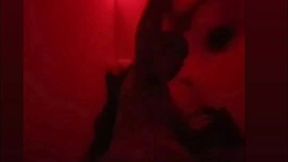 lala milano dans la chambre rouge et qui laisse sa porte bien ouverte