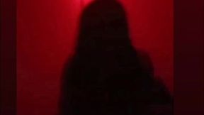 lala milano dans la chambre rouge et qui laisse sa porte bien ouverte