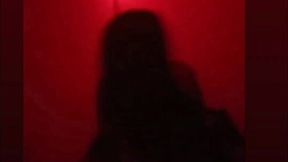 lala milano dans la chambre rouge et qui laisse sa porte bien ouverte