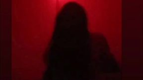 lala milano dans la chambre rouge et qui laisse sa porte bien ouverte