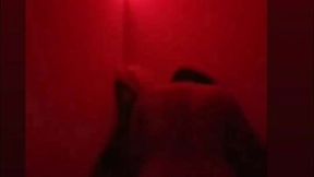 lala milano dans la chambre rouge et qui laisse sa porte bien ouverte