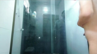 Brazilský amatérský chlap v horké sprše sólo, v prdeli a tvrdě se orgazoval