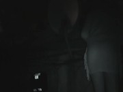 Bajo la falda sin calzones, orinandome los pies