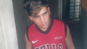 menino virgem me pegou dando para minha spin e me comeu tambem gozando na minha cara . flakael