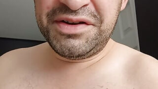 근육질의 미남 브랜든 리가 뜨거운 욕실에서 직접 만든 홈메이드 영상에서 항문 성교를 당하며 자신의 성기를 애무합니다.
