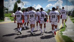 ganamos el partido y para festejar nos fuimos a mi departamento por unas cervezas y terminamos follando entre todos.