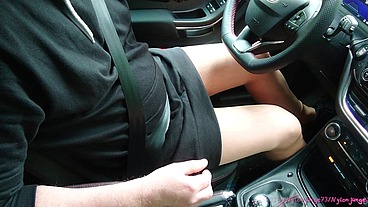 Heiß in Strumpfhose beim Autofahren