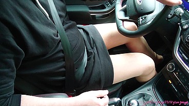 Heiß in Strumpfhose beim Autofahren