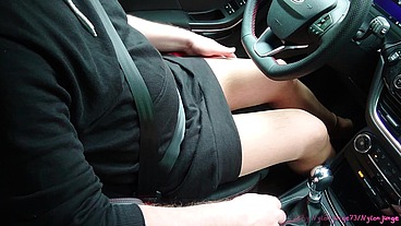 Heiß in Strumpfhose beim Autofahren