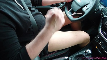 Heiß in Strumpfhose beim Autofahren
