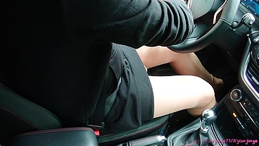 Heiß in Strumpfhose beim Autofahren