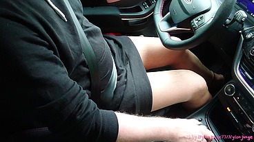 Heiß in Strumpfhose beim Autofahren