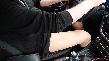 Heiß in Strumpfhose beim Autofahren