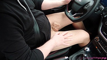 Heiß in Strumpfhose beim Autofahren