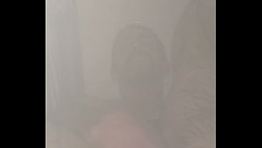 Un consolador, vapor y una ducha