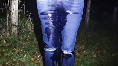 Girl totally pisses her blue jeans in public! couldnt hold it!