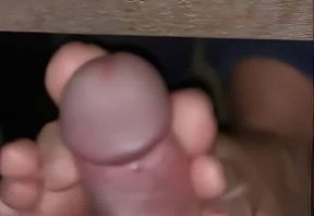 Footjob unterm Tisch