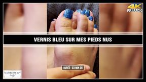 Vernis bleu pied nu 4K