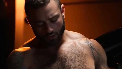 Muscle Hunk Dicks Down Hairy Contruction Worker