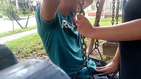 tio pervertido saca su polla en un parque &iexcl_EN SERIO! se lo chupe y saque toda su leche  en mi cara  y mi boca, todas las personas que pasan por el lugar se quedan viendo