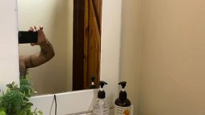 mon amie clea gaultier suce mon homme dans les toilettes jusqu’a ce qu’il jouisse dans sa bouche