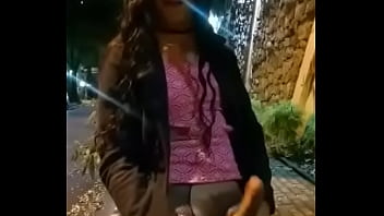 Soraia P&eacute_rola se exibindo na rua