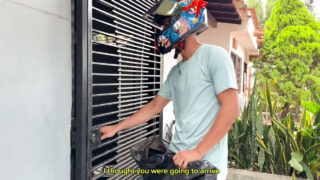 Filmagem caseira em POV de um jovem colombiano chupando e montando em um pau grande até engolir um bocado de porra