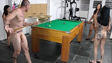 jogando sinuca pelados