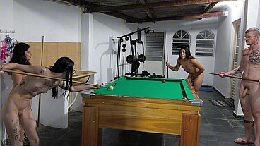 jogando sinuca pelados