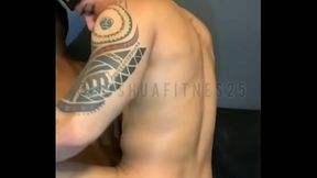 2 machos musculosos