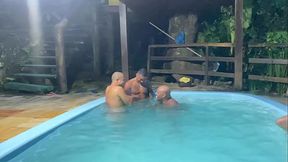 Festinha gostosa entre amigos na piscina