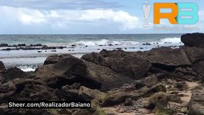 brazillian bull realizador baiano leva morena rabuda a praia e faz ela se exibir e chupar a rola do comedor em plena luz do dia. vouyer exibicionismo , putinha fazendo sexo oral boquete na praia.