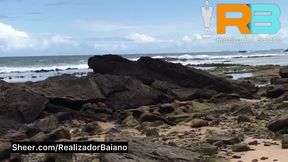 brazillian bull realizador baiano leva morena rabuda a praia e faz ela se exibir e chupar a rola do comedor em plena luz do dia. vouyer exibicionismo , putinha fazendo sexo oral boquete na praia.