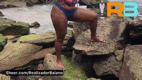 brazillian bull realizador baiano leva morena rabuda a praia e faz ela se exibir e chupar a rola do comedor em plena luz do dia. vouyer exibicionismo , putinha fazendo sexo oral boquete na praia.