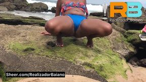 brazillian bull realizador baiano leva morena rabuda a praia e faz ela se exibir e chupar a rola do comedor em plena luz do dia. vouyer exibicionismo , putinha fazendo sexo oral boquete na praia.