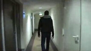 زوجان مثليان ضخمان يمارسان الجنس الشرجي بدون واقٍ في الهواء الطلق