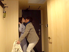 MAAN-899　【自ら腰振るスケベ人妻】結婚3年目の欲求不満！？旦那の仕事中に他人チ●コを堪能するパイパン人妻！「すごい、こんなの初めて…///」マ●コにおもちゃ咥えてスパンキング！自ら腰振るド変態w