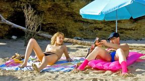 Gorgeous wet cooter of Chica expects wide open for huge love stick ravish it