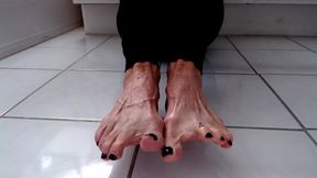 Toe Spreading Garnet Toenail Polish